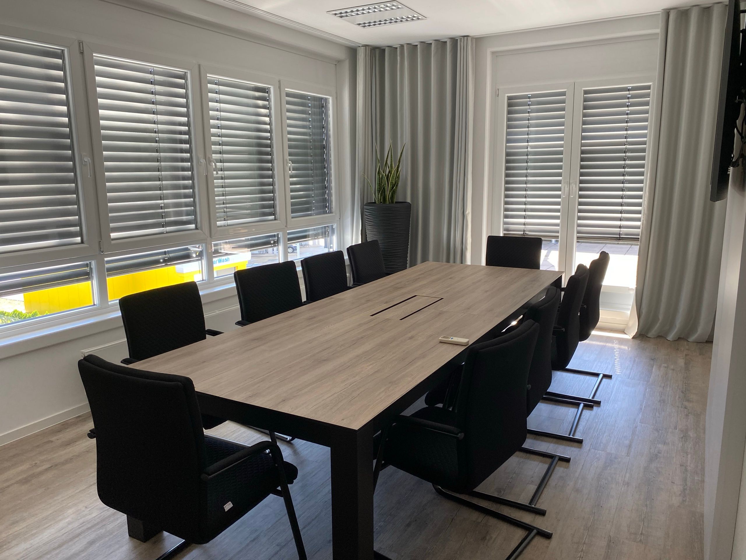 Besprechungsraum mit großem Konferenztisch im Firmensitz der GSL Asset Management GmbH