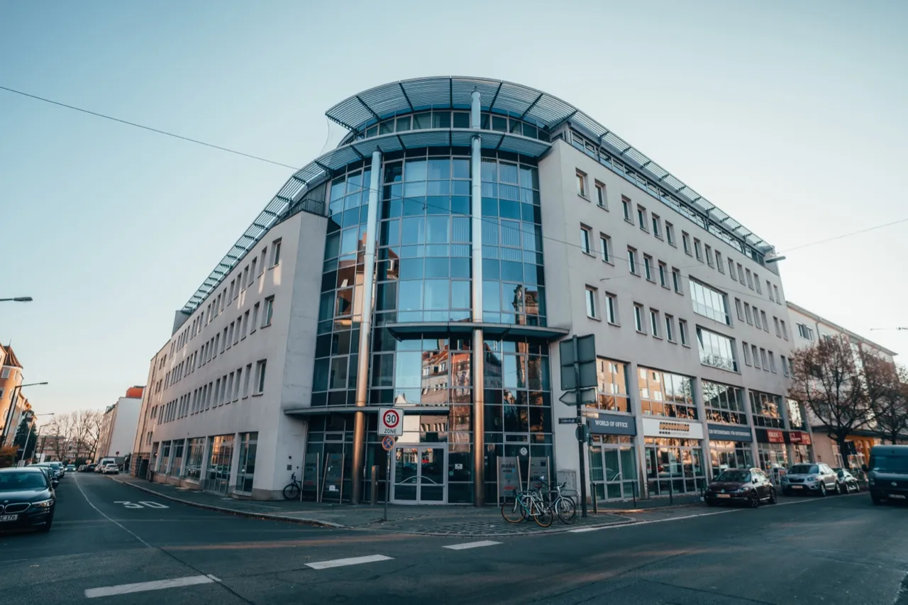 Innerstädtisches Büro- und Geschäftshaus mit gerundeter Glasfassade in Nürnberg