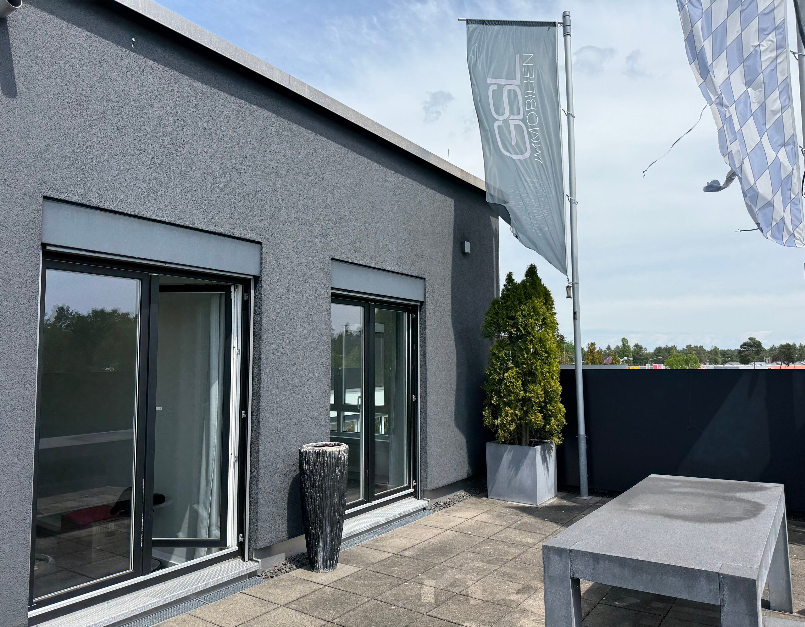 Dachterrasse des GSL-Firmensitzes mit Sitzgelegenheit und Fahne